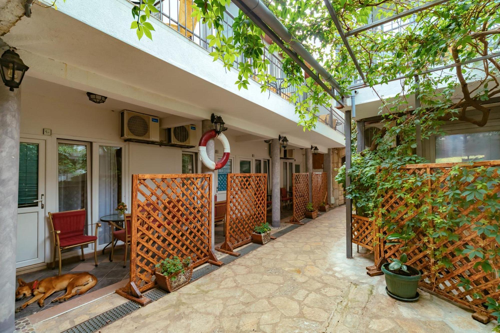 Hotel Savojo Petrovac na moru Exterior foto